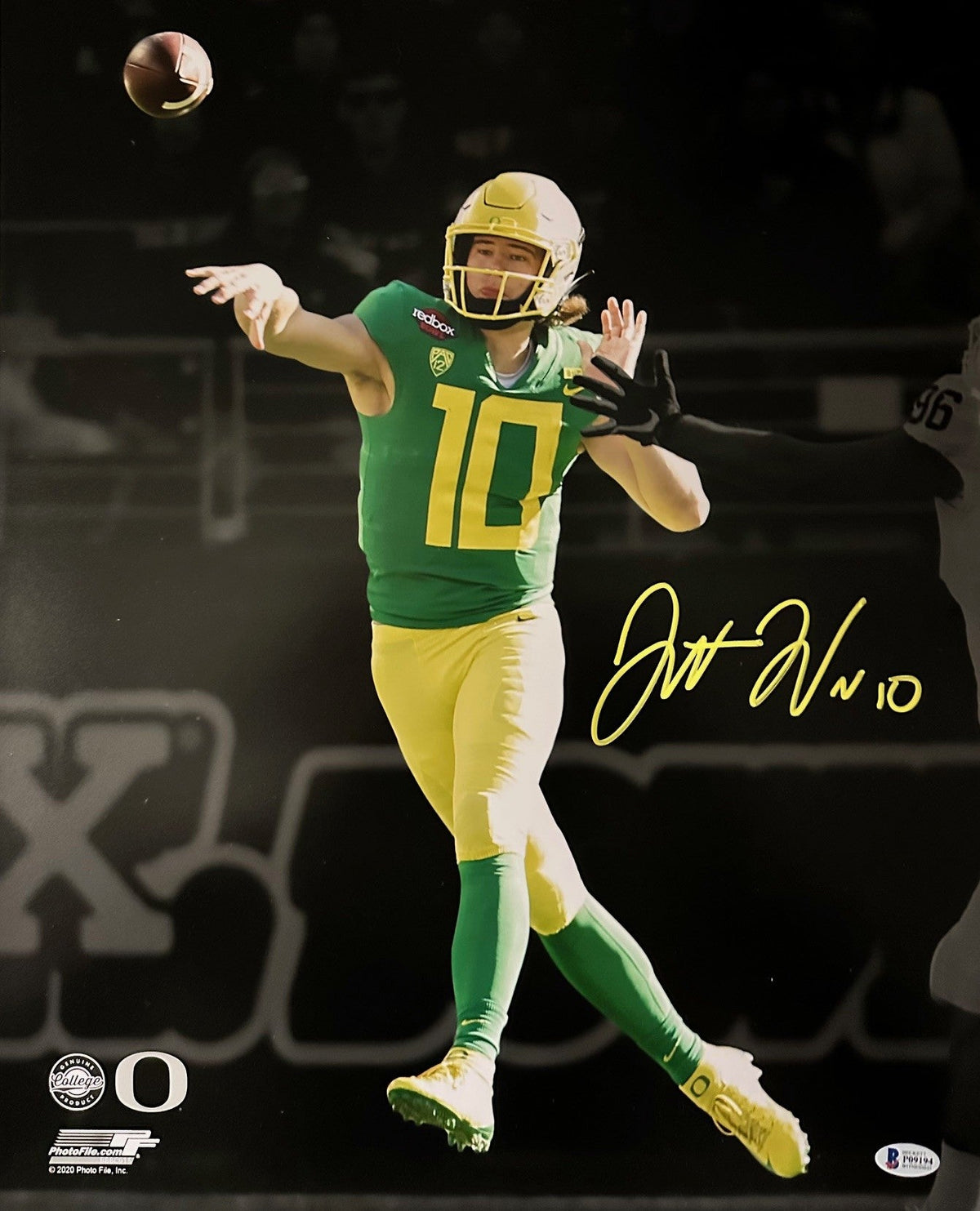 Justin Herbert Autographed Oregon Ducks 16x20 Photo - Green Jersey
